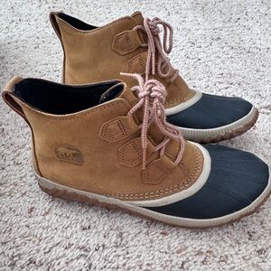 Sorel Tan and Black Boots